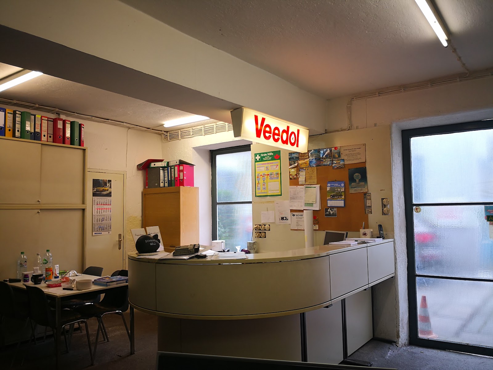 Empfangstresen der Werkstatt mit Veedol-Schild und Büro