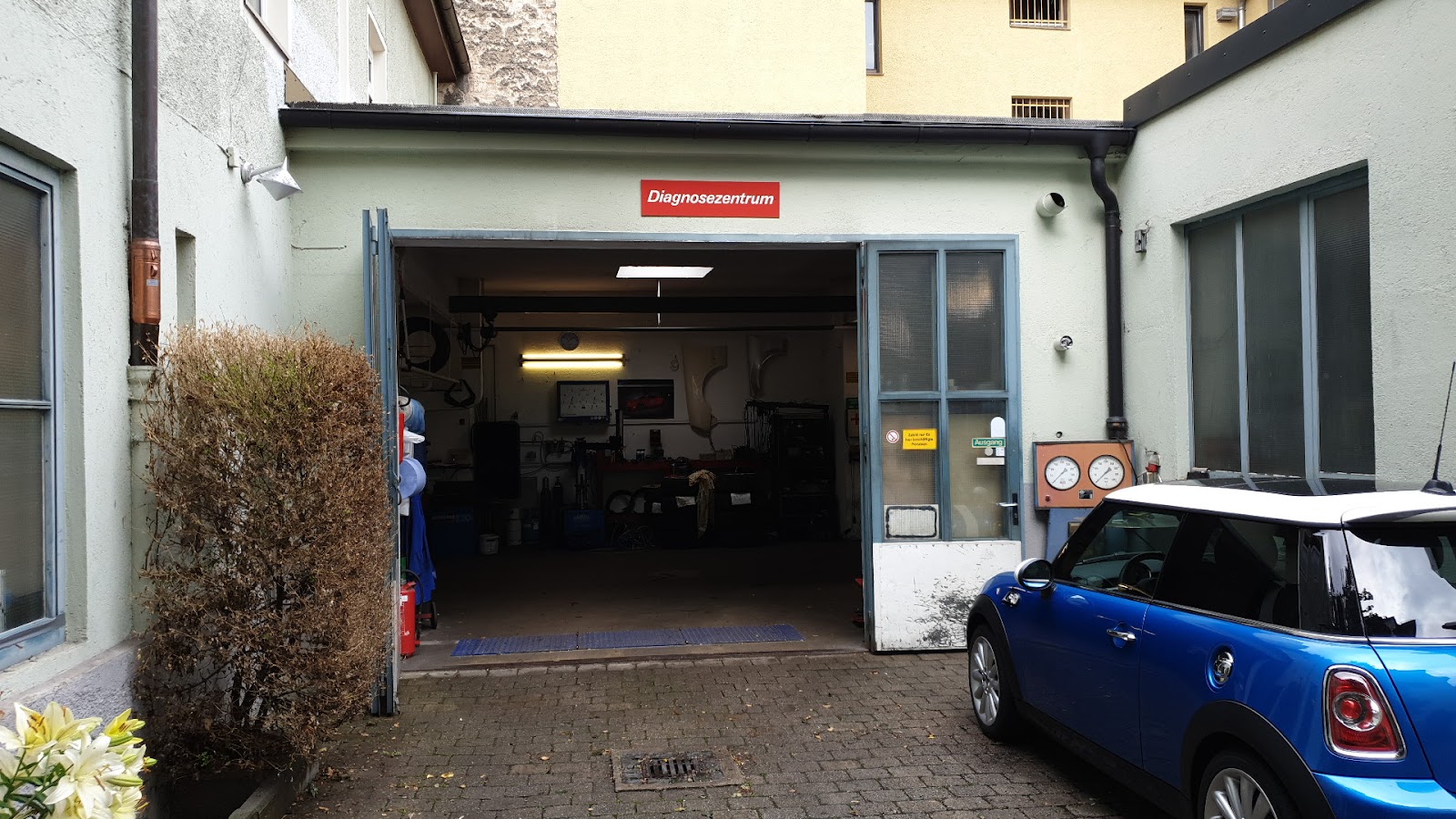 Offenes Tor zum Diagnosezentrum mit Blick in die Werkstatt